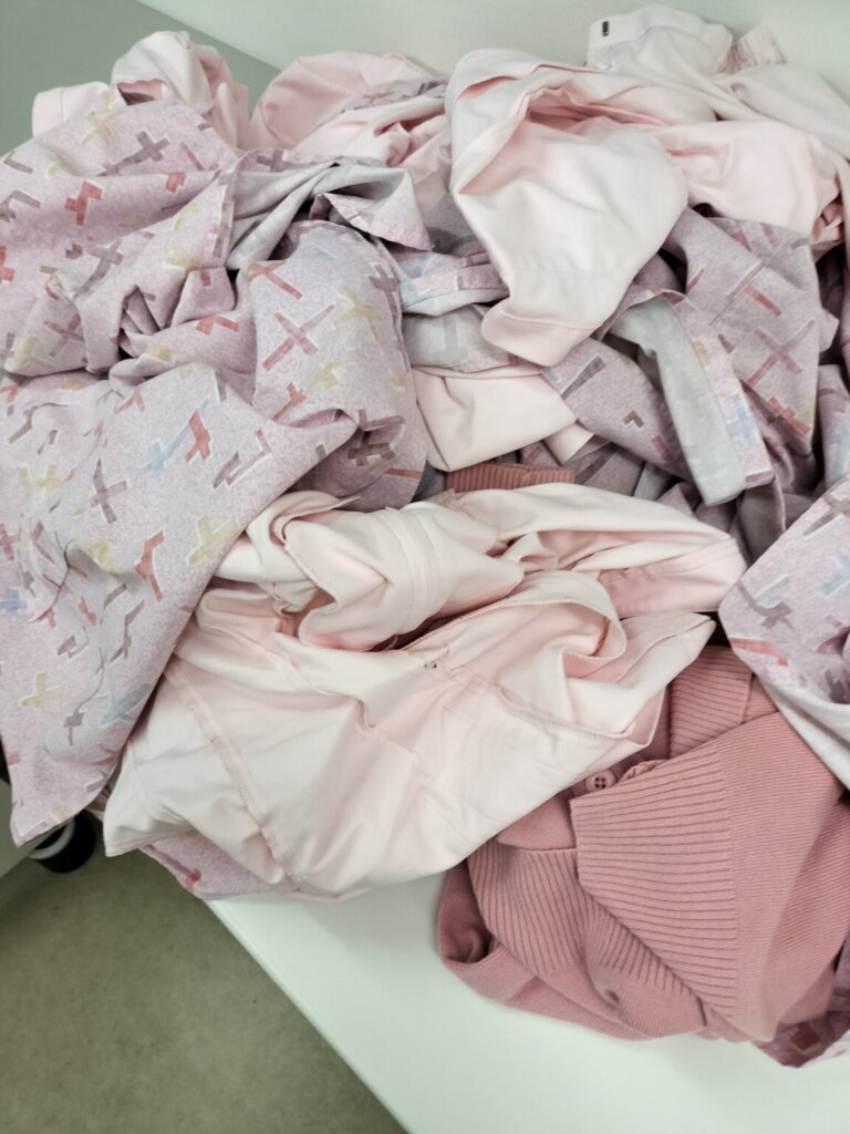 エプロン、ナースワンピース、白衣など洗濯前の様子