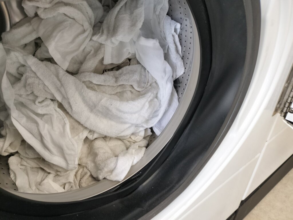 雑巾が洗濯機から出される様子 洗濯後