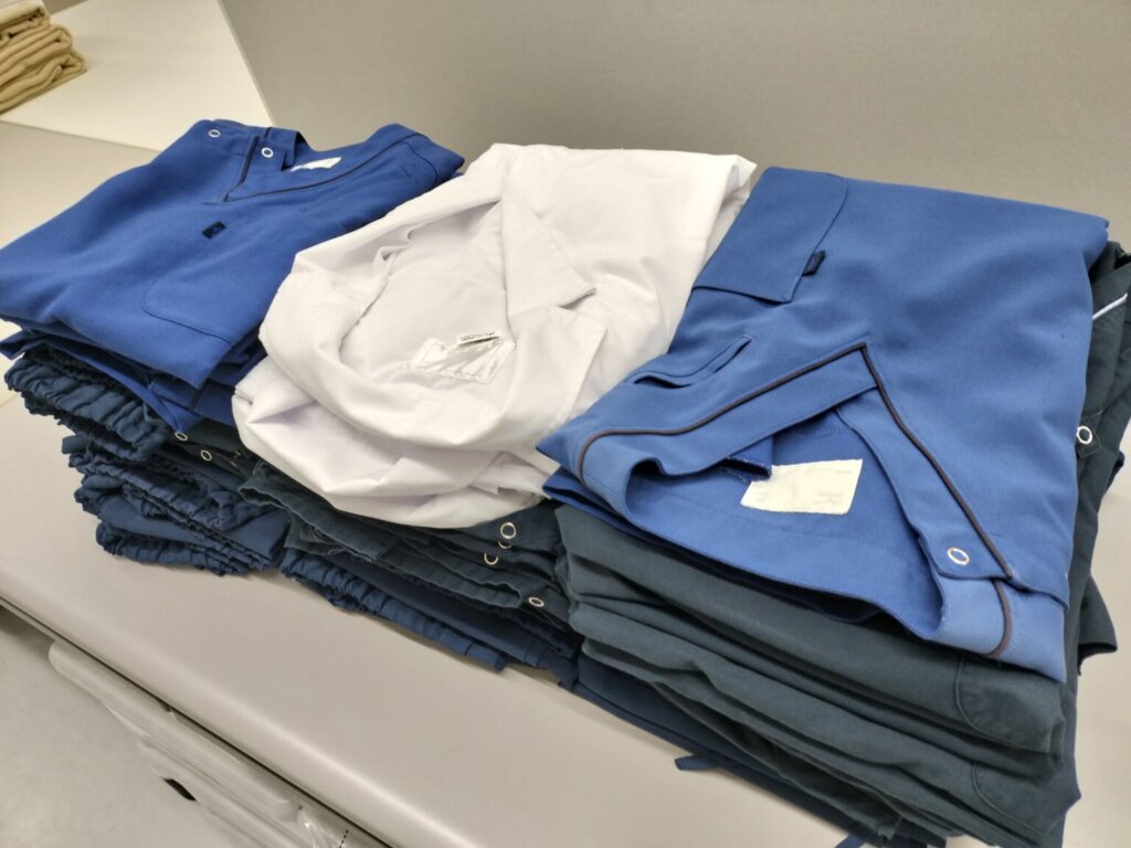 スクラブ、白衣、ドクターコート、洗濯後たたまれてる