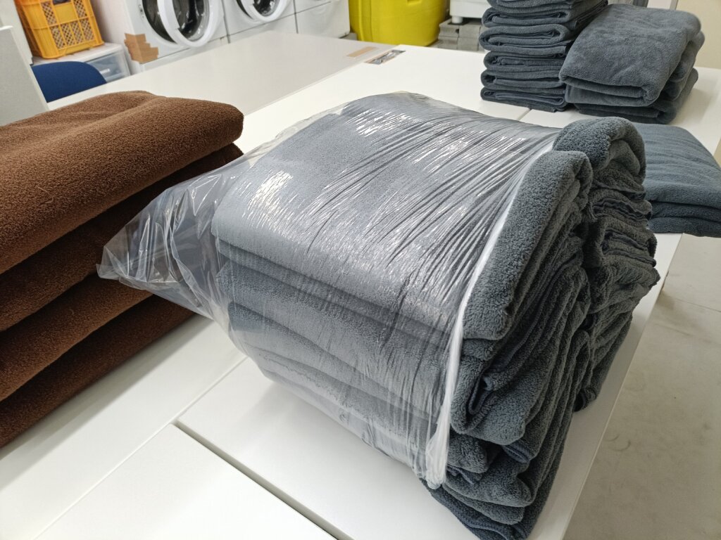お洗濯後タオル梱包作業、ビニール梱包