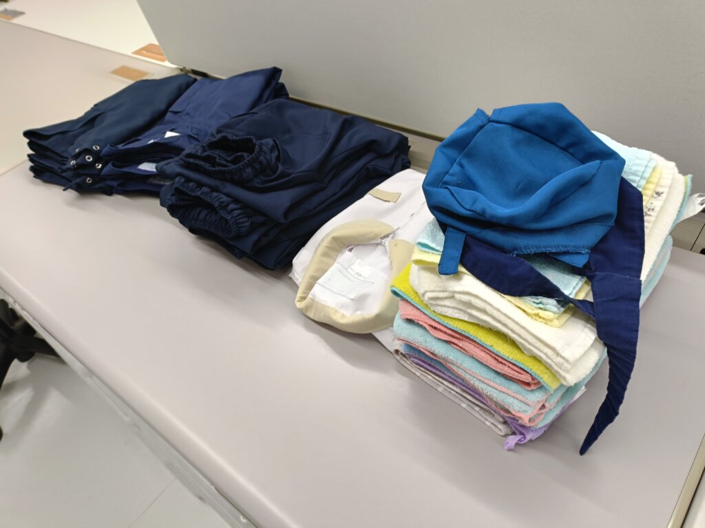 スクラブ、白衣、ドクターコート、フェイスタオル、など洗濯後たたまれてる