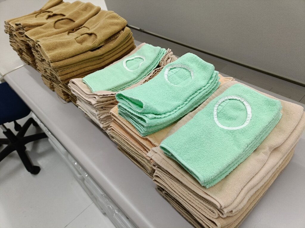 フェイスタオル、穴あきタオル、歯科医院デンタルクリニックで利用のタオル類洗濯後納品前