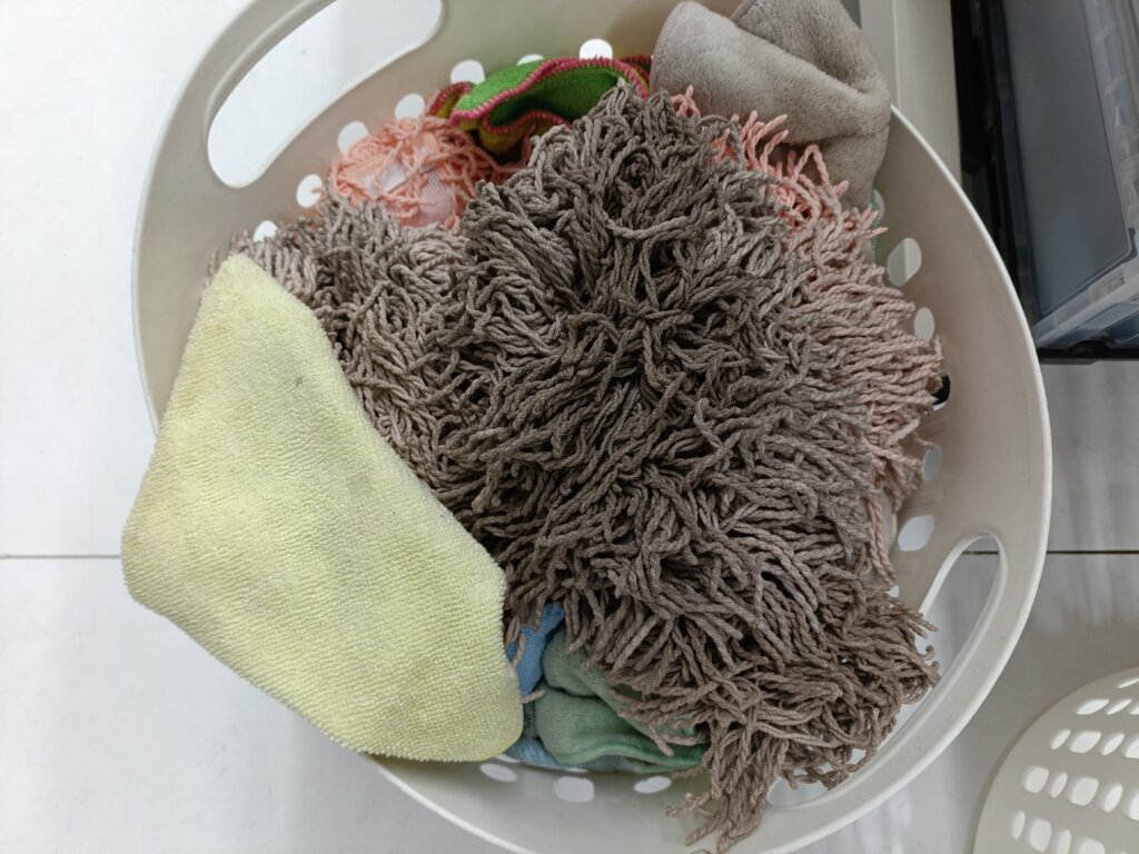 モップ、マイクロファイバータオル、雑巾洗濯前にランドリー籠に入ってる