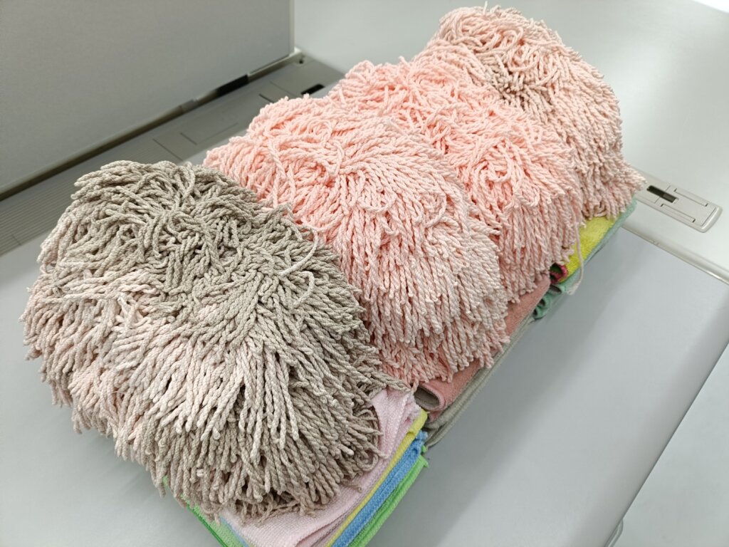 乾燥後のモップ、マイクロファイバータオル、雑巾たたまれてる