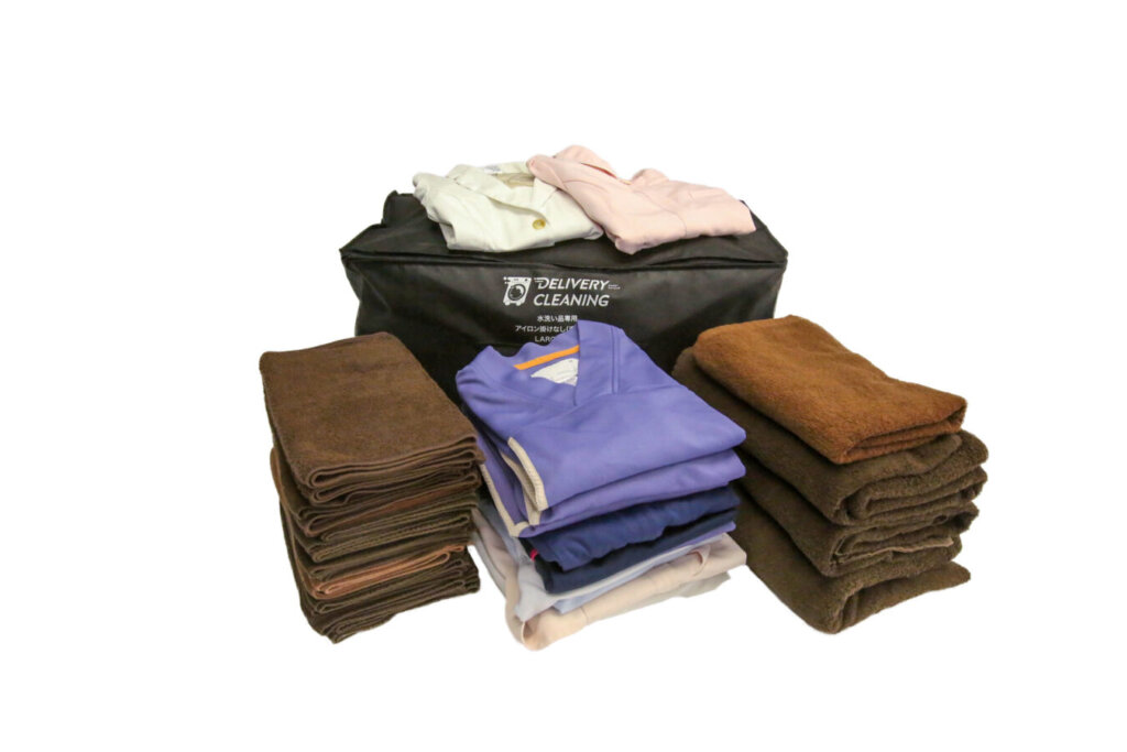 ラージサイズのランドリーバックと衣類