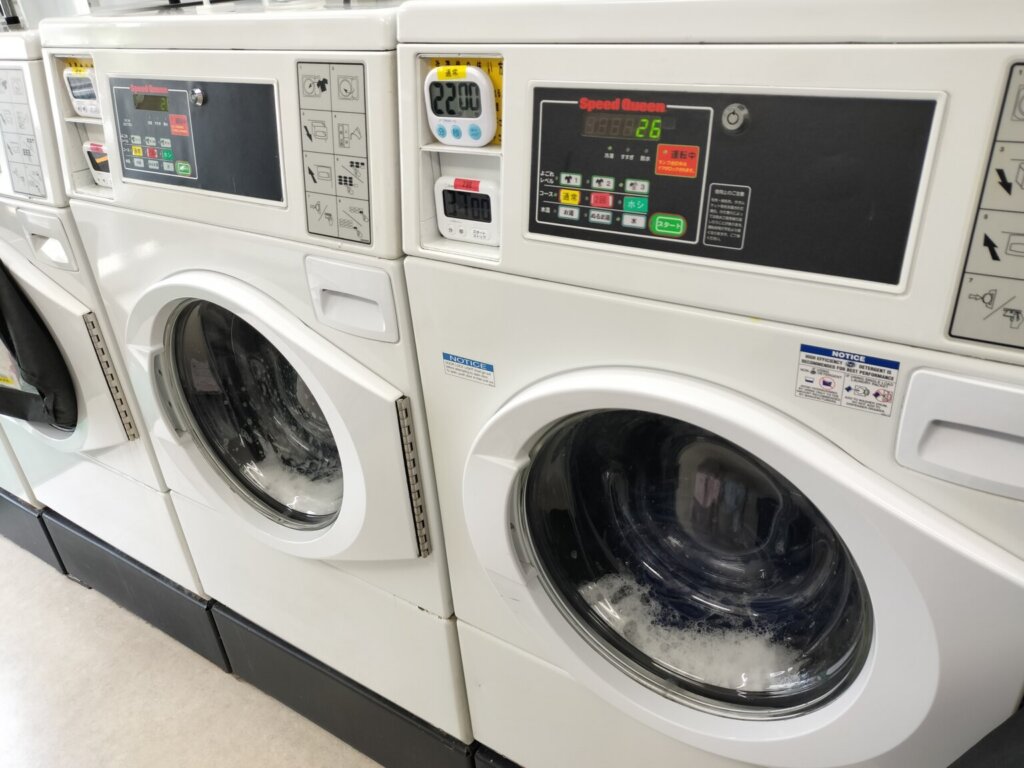 業務用洗濯機で洗浄中の様子|洗いと乾燥の工程を分けて臭い戻りを防ぎます